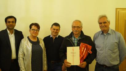 Bild: SOJ, Autor [SOJ] (JOSEFSOELLNER@T-ONLINE.DE)
Von links: Pfarrer Pater Anish George, Marita Kuchenreuther, Diözesansekretär Markus Nickl, Hans-Jürgen Enders, Bürgermeister Manfred Kratzer.