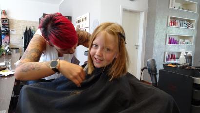 Bild: rti
N-Joy-Chefin Michelle Siegel bei den Feinarbeiten für den neuen Bob von Klara.