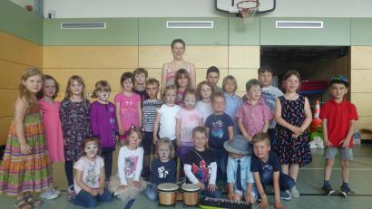 Bild: mof
Elena Weich (Mitte hinten) mit ihren Kindern vom Instrumenten-Karussell und der musikalischen Früherziehung