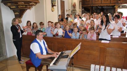 Bild: boj
Unüberhörbar war das Singen und Klatschen der Kinder beim Wortgottesdienst zur rhythmischen Musik von Martin Martzak.