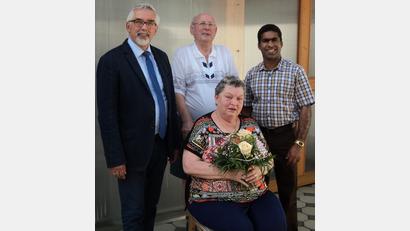 Bild: Bild: ksi
Auch Bürgermeister Manfred Rodde (links) und Pfarrvikar Joseph Kokkoth (rechts) gratulierten Thekla Gebert zu ihrem 80. Geburtstag.