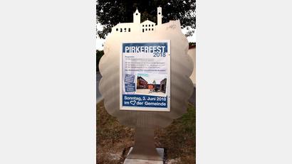 Bild: zer
Die neuen Ortstafeln aus Edelstahl weisen auf der Pirkerfest am 3. Juni.