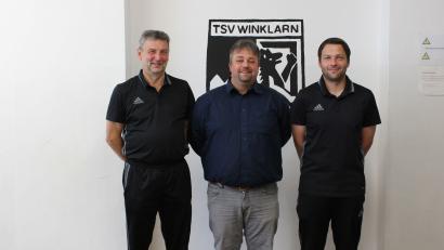 Bild: Beitrag, Externer [EXB] (kontakt@oberpfalznetz.de)
Vorsitzender Hans Hutzler (von links), der neue Trainer Michael Babl und Abteilungsleiter Gerhard Baier bei der Vorstellung.