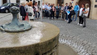 Bild: MOR, Autor [MOR]
Zum Bild:  Am Stadtbrunnen hinter dem Rathaus wies Kulturmanagerin Birgit Plößner (vierte von rechts) auf die Insellage der Stadt hin. Bei der kurzweiligen historischen Stadtführung wurden für die Damen der Frauenunion viele Geheimnisse gelüftet.