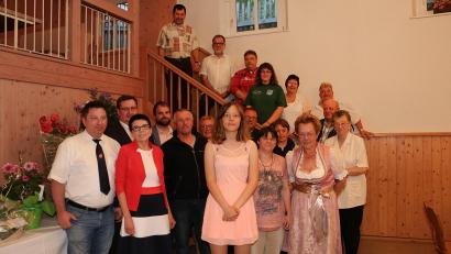 Bild: bsc
15 Friedenfelser Vereine sind in der Gaststätte „Goldener Engel“ beheimatet. Zum 65. Geburtstag ihrer Wirtin Carola Mitlmeier (vorne rechts) überbrachten die Vereinsvertreter, Glückwünsche und Geschenke. Mit im Bild Tochter Nadine und Enkelin Gina (vorne, Zweite und Dritte von rechts) .