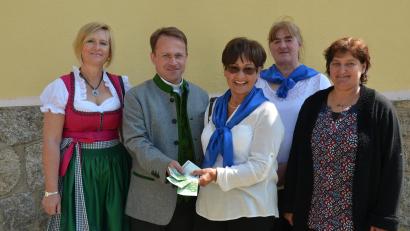 Bild: dob
Schatzmeisterin Ute Reil und stellvertretende Vorsitzende Erika Kiesl (Dritte und Zweite von rechts) spenden 300 Euro an die Kindertagesstätte Don Bosco. Kinderpflegerin Sonja Völkl (rechts) freut sich. Martha Bauer und Dekan Alexander Hösl (von links) nehmen das Geld für die Kirchenstiftung an.