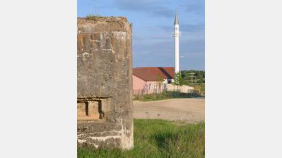 Bild: Böhm, Paul (PAUL.JOSEF.BOEHM@T-ONLINE.DE)
Typisch für die Übungsdörfer ist heute das Minarett gleich neben dem Bunker aus den frühen 1950er-Jahren für eine Seilzuganlage für bewegliche Ziele, so wie hier in Enslwang.