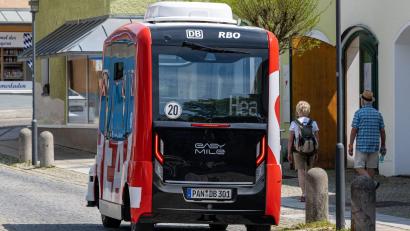 Symbolbild: Armin Weigel/dpa
In Bad Birnbach ist der autonom und elektrisch fahrende Minibus inzwischen etabliert. In Roding soll künftig ein Kleinbus im öffentlichen Nahverkehr unterwegs sein.