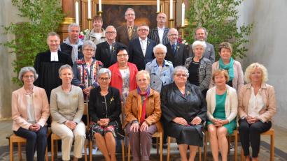 Bild: Dobmayer, Elisabeth [DOB] (DOBVOH@T-ONLINE.DE)
1968 war ein Jahr des Umbruchs, als diese Frauen und Männer ihre Konfirmation feierten. Am Pfingstsonntag sahen sie sich wieder an dieser Stelle, an der ihr persönliches Glaubensbekenntnis ganz offiziell begann.