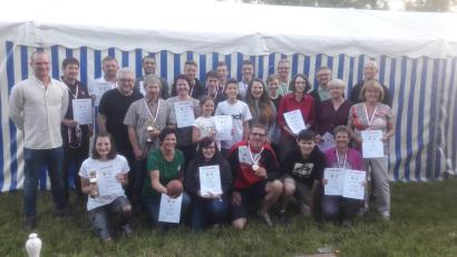 Bild: RUW, Autor [RUW]
Die Vorsitzenden der örtlichen Kegelclubs, Markus Luber (links) und Roland Sperber (rechts), freuen sich über die zahlreiche Teilnahme und ehren die Sieger.