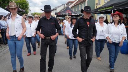 Archivbild: wel
Die Weidinger Linedance-Gruppe "East End Stompers" zeigt, was sie drauf hat. Bei den Auftritten tragen die Männer Schwarz, die Frauen Weiß, und auch ein Cowboy-Hut darf nicht fehlen.
