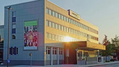 Bild: Foto: Reinhold Dobmeier
Extra für den Start unseres neuen Internetportals Onetz hat unser freier Mitarbeiter Reinhold Dobmeier einen goldenen Schnappschuss des Verlagsgebäudes von Oberpfalz Medien in Weiden aus seinem Archiv hervorgezaubert.