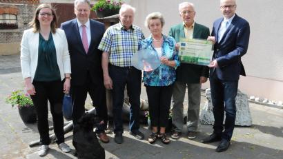Bild: Michael Schröter
Stolz präsentieren Helga und Karl Erras (Dritte und Vierter von rechts) ihr Hausnamen-Schild, das ihnen LAG-Managerin Maria Schmalzl, LAG-Vorsitzender und Landrat Richard Reisinger, Kreisheimatpfleger Dieter Dörner und Hahnbachs Bürgermeister Bernhard Lindner (von links) übergaben.