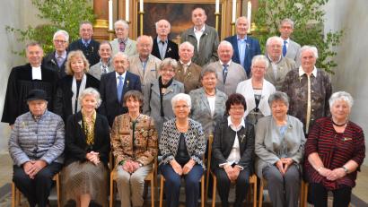 Bild: dob
Vor 70 oder 65 Jahren erleben diese Senioren in der Nachkriegszeit ihren Konfirmationstag. Der evangelische Stadtpfarrer Dieter Schinke findet die richtigen Worte für die Jubilare.