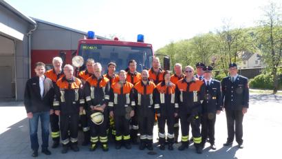 Bild: fm
Die Prüflinge der Feuerwehr Guntersrieth mit Bürgermeister Jörg Fritsch (links) sowie (von rechts) Andreas Weber, Thorsten Brunner und Herbert Bundil
