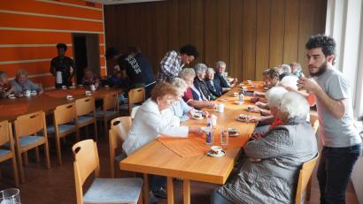 Bild: Ziegler, Karl [GZ] (ZACK.ESLARN@GMX.DE)
Der Leiter des Goldenen Oktobers, Isa Daoud (rechts) versorgt mit seinen Freunden die Seniorinnen mit Kaffee und Kuchen.