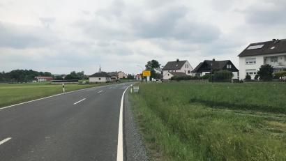 Bild: e  
Die schnurgerade Straße verleitet zum schnellen Einfahren in den Ortsteil Axtheid von Ebersbach kommend. Die Autofahren müssen sich auf Geschwindigkeitsmessungen der Polizei einstellen.