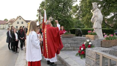 Bild: boj
Pfarrer Herbert Rösl segnete die restaurierte Johannes-Nepomuk-Statue, die nun als gefälliger Blickfang das Erscheinungsbild des Dorfplatzes am Meiler erheblich aufwertet.