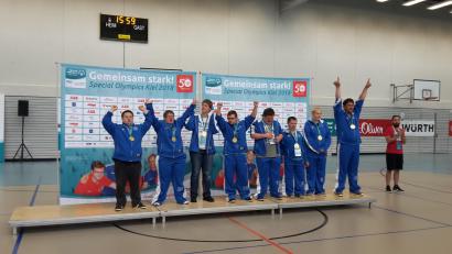 Bild: Beitrag, Externer [EXB] (kontakt@oberpfalznetz.de)
Die Basketballer des Freizeitclubs Amberg holten bei den Special Olympics die Gold-Medaille (von links): Michael Gotz, Melanie Losch, Regnia Bink, Sebastian Huber, Alexander Harrieder, Stephan Greul, Anja Schmal und Michael Frank.