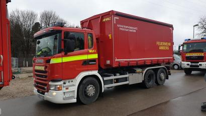 Bild: Heinrich Scharf/exb
Ein Wechsellader-Fahrzeug der Amberger Feuerwehr im bayerischen Blaulicht-Konvoi.