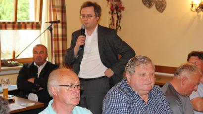 Bild: Bild: ral
Verbandsdirektor Thomas Knoll (stehend) stellte das Projekt der Klärschlammverbrennung bei einer stark frequentierten Informationsveranstaltung vor.