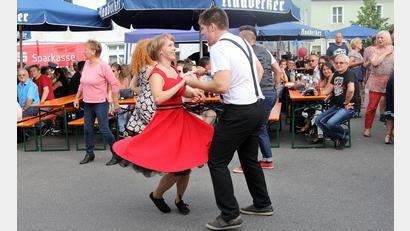 Bild: Kraus/exb
Mit viel Schwung geht es in das Altstadtfest. Es darf auch getanzt werden..