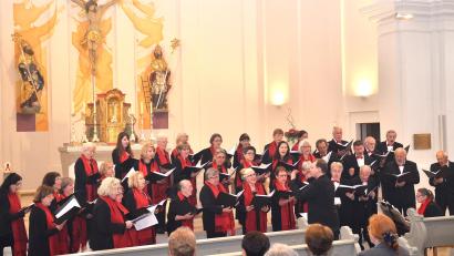 Bild: fjo
Das "Wiener Vokalensemble" bereitet mit einer "Geistlichen Abendmusik" in der hell erleuteten Emmeramskirche große Freude.