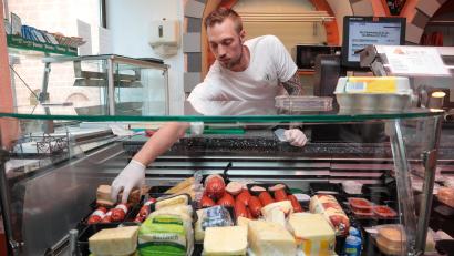 Bild: Wolfgang Steinbacher
In der Metzgerei Bär gibt es mittlerweile eine separate Theke nur mit veganen Produkten wie Aufschnitt, Aufstrich oder Käse. Hier holt Metzgermeister Matthias Bär gerade einen veganen Pizza-Leberkäse heraus.