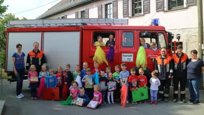 Bild: exb
Die Feuerwehr Falkenberg überrascht den  Kindergarten mit Büchern und Spielen.