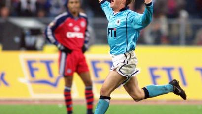 Bild: DPA, Agentur [agentur_dpa] (kontakt@onetz.de)
Paulo Sergio schaut im Hintergrund bedröppelt. Thomas Riedl von 1860 München jubelt nach seinem 1:0-Treffer gegen den FC Bayern. Am Ende siegten die „Löwen“. Am Sonntag ist Riedl beim Legenden-Spiel in Weiden im Team „Bananenflanke“ dabei.