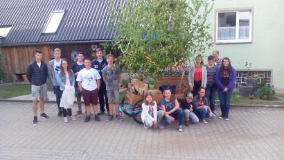 Bild: Garreiss, Peter [GI] (moosbach@garpe.de)
Die  Tröbeser Landjugend führte die alte Tradition des Pfingstschwanzfahrens fort  und sammelte Geld für die Missionsarbeit von Pater Ferdinand im Kongo. Bild: gi