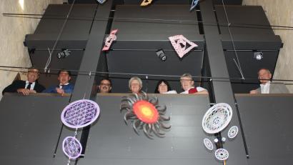 Bild: eib
Bürgermeister und Damen vom Klöppelkreis bewundern vom Treppenhausbalkon die im Wind tanzenden Klöppelkunstwerke: (von links) Ludwig Prögler, Tiefenbach, Gerald Reiter, Stadlern, Manfred Dirscherl, Weiding, Maria Spichtinger, Schönsee, Birgit Höcherl, Schönsee, Frieda Roith, Schönsee und Johann Müller, Tiefenbach.	Bilder: eib (3)