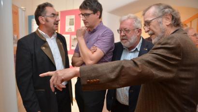 Bild: Dobmayer, Elisabeth (DOBVOH@T-ONLINE.DE)
Stellvertretender HAK-Vorsitzender Peter Staniczek (rechts) hielt seine wohl kürzeste Rede aller Zeiten bei der Ausstellungseröffnung "200 Jahre bayerische Verfassung und 100 Jahre Freistaat Bayern" im Heimatmuseum.