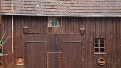 Bild: Bild: weu
Schon von weitem grüßen Marylin Monroe und Marie Antoinette aus dem „Museumsstadel“.