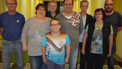 Bild: Rosner, Josef [JR] (ROSNER.JOSEF@T-ONLINE.DE)
Neuwahlen gab es bei der Abteilung Kegeln des SV Mitterteich. Im Bild (von links) Martin Scharnagl, Sandra Kerst, Brigitte Scharnagl, Vorsitzender Tobias Kerst, Dr. Ulla Trinks, Karola Kerst und Sebastian Mayer sowie vorne Bastian Kerst.