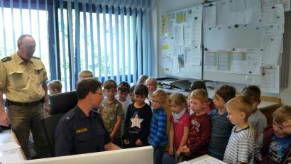 Bild: fpoz
Die kleinen Gäste empfing Polizeihauptkommissar Volker Rüttgard (im Foto links), der geduldig alle Fragen zu den Aufgaben  und der Ausstattung der Polizei beantwortete.