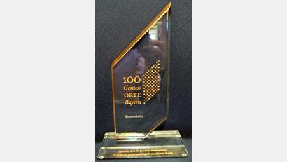 Bild: fsb
Bürgermeister martin Schregelmann holte persönlich den  Pokal für die       Auszeichnung „Genussort Bayern“ ab. Bild: fsb