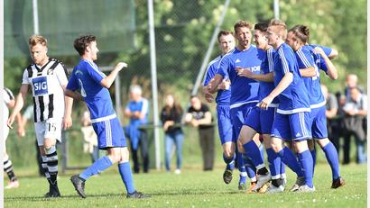 Bild: af
Die Etzenrichter Spieler freuen sich über einen souveränen 5:1-Sieg.
