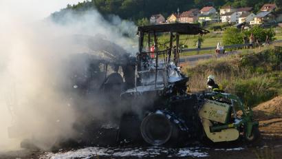 Bild: Elisabeth Dobmayer
Ein Schaden von rund einer halben Million Euro sind bei einem Brand eines fast neuwertigen Feldhäckslers am Dienstagabend bei Tännesberg entstanden.