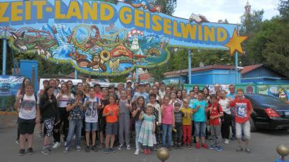 Bild: Beitrag, Externer [EXB] (kontakt@oberpfalznetz.de)
Die Ministranten mit ihren Begleitern auf dem Parkplatz des Freizeitlandes Geiselwind.