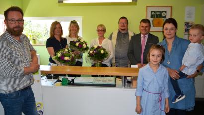 Bild: sm
Daniel Sand (links) übernimmt die Praxis von  Isabel Punzmann (Zweite von links). Stadtpfarrer Hubert Bartel spendet den Segen und  Bürgermeister Karlheinz Budnik gratuliert zur Eröffnung. Mit im Bild die Ehefrau des neuen Praxisinhabers, Melanie Sand mit den Kindern.