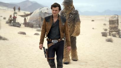 Bild:  Jonathan Olley/Lucasfilm Ltd. &amp; TM/dpa 
Han Solo (Alden Ehrenreich) und Chewbacca (Joonas Suotamo) in einer Szene des Films "Solo: A Star Wars Story".