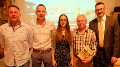 Bild: ohr
In der Bürgerversammlung  stellten Günther Scharf, Tobias Klebl, Laura Scharf und Seniorchef Josef Scharf (von links) ihr Familienunternehmen "Scharf Natursteine/NS" vor. Bürgermeister Hans Prechtl (rechts) überreichte zur Erinnerung die Gemeindechronik..