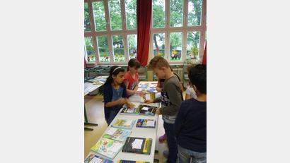 Bild: Dreifaltigkeitkeitsschule
Schüler der dritten Klassen beim Schmökern am Bücherflohmarkt.