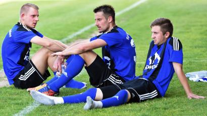 Bild: BTG, Autor [BTG] (BUETTNER-UTE@GMX.DE)
Enttäuscht saßen die Weidener Spieler nach dem Bayernliga-Abstieg auf dem Rasen.