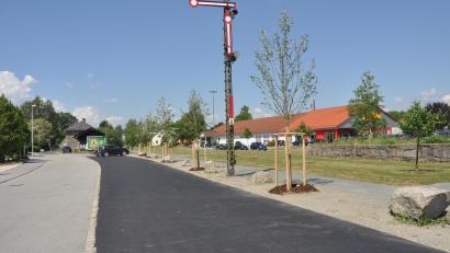 Bild: dob
Die Stadt putzt sich großartig für nächsten Sonntag für den Bauernmarkt heraus. Jetzt wurde sogar der Parkstreifen vor der Raiffeisenbank am ehemaligen Bahnhofsgelände asphaltiert. Die für Montag anberaumte Sperrmüllabfuhr des Landkreises ist auf Dienstag verschoben.