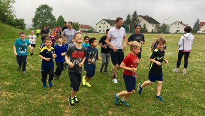 Bild: sei
Eltern und Großeltern begleiteten die Schüler bei der Laufaktion der Grundschule Mantel