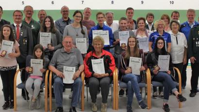 Bild: att
Die Meister  im Schützengau Steinwald ehren Gauschützenmeister Wolfgang Schlicht (rechts), Sportleiter Horst Peraus (Dritter von links), Daniel Kasseckert (links) und Maria Roderer (Dritte von rechts). Einige von ihnen haben sich für die Bayerischen Meisterschaften im Oberpfälzer Schützenbund  qualifiziert.