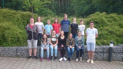 Bild: Bild: exb
Ramona Hägler (vorne Mitte) gab ihren Posten als Oberministrantin an Lucia Stahl (Dritte von rechts) ab. Zusammen mit ihnen freuen sich Magdalena Bauer, Pastoralreferent Maximilian Pravida und die restlichen Minis der Expositurgemeinde.