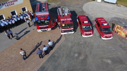 Bild: tkr
Ein Blick von oben auf angetretene Mannschaft und die Fahrzeuge der Feuerwehr Teunz.